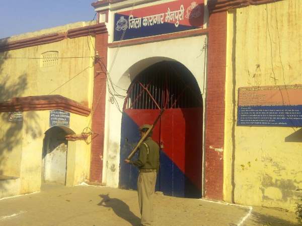 मैनपुरी: जेल अधीक्षक पर लग रहा है कैदियों को फरार कराने का आरोप, देखिए वीडियो मैनपुरी: जेल अधीक्षक पर लग रहा है कैदियों को फरार कराने का आरोप, देखिए वीडियो