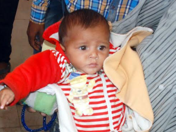 बच्ची को पटरी के किनारे रख, महिला ने रेल के सामने लगाई छलांग बच्ची को पटरी के किनारे रख, महिला ने रेल के सामने लगाई छलांग