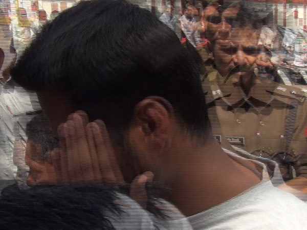 यूपी में योगीराज आते ही आई रोमियो की शामत, मेरठ की तस्वीरें देखिए यूपी में योगीराज आते ही आई रोमियो की शामत, मेरठ की तस्वीरें देखिए