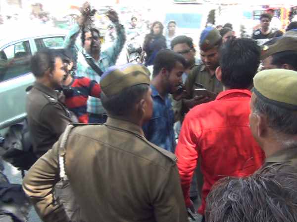 यूपी में योगीराज आते ही आई रोमियो की शामत, मेरठ की तस्वीरें देखिए यूपी में योगीराज आते ही आई रोमियो की शामत, मेरठ की तस्वीरें देखिए