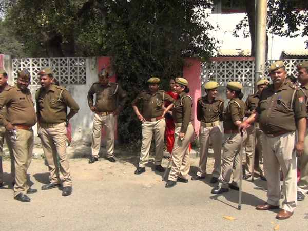 यूपी में योगीराज आते ही आई रोमियो की शामत, मेरठ की तस्वीरें देखिए यूपी में योगीराज आते ही आई रोमियो की शामत, मेरठ की तस्वीरें देखिए