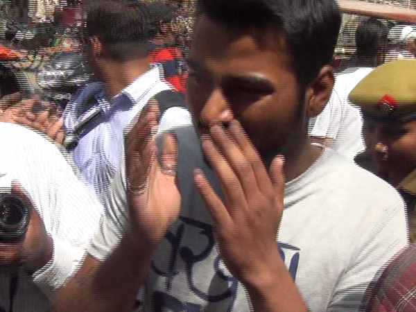 यूपी में योगीराज आते ही आई रोमियो की शामत, मेरठ की तस्वीरें देखिए यूपी में योगीराज आते ही आई रोमियो की शामत, मेरठ की तस्वीरें देखिए