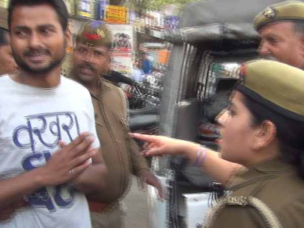 यूपी में योगीराज आते ही आई रोमियो की शामत, मेरठ की तस्वीरें देखिए यूपी में योगीराज आते ही आई रोमियो की शामत, मेरठ की तस्वीरें देखिए