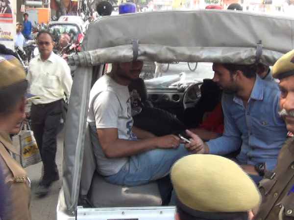 यूपी में योगीराज आते ही आई रोमियो की शामत, मेरठ की तस्वीरें देखिए यूपी में योगीराज आते ही आई रोमियो की शामत, मेरठ की तस्वीरें देखिए