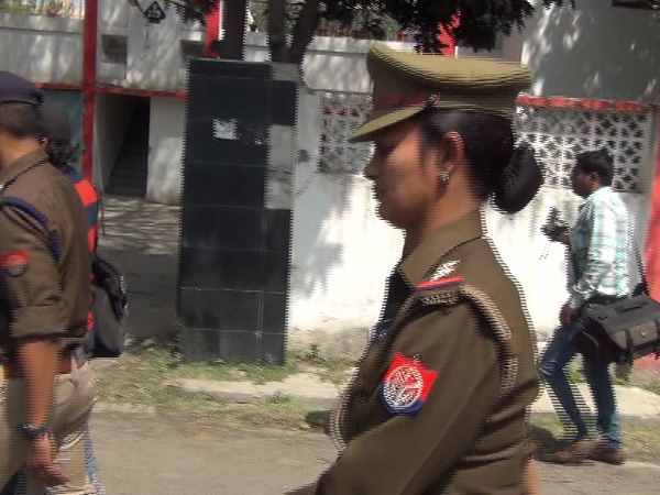 यूपी में योगीराज आते ही आई रोमियो की शामत, मेरठ की तस्वीरें देखिए यूपी में योगीराज आते ही आई रोमियो की शामत, मेरठ की तस्वीरें देखिए
