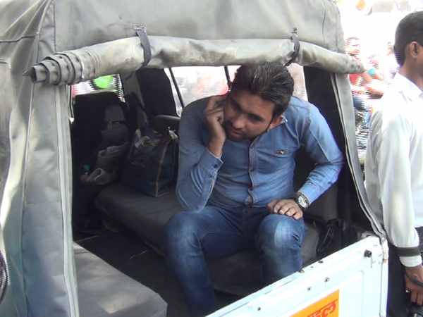 यूपी में योगीराज आते ही आई रोमियो की शामत, मेरठ की तस्वीरें देखिए यूपी में योगीराज आते ही आई रोमियो की शामत, मेरठ की तस्वीरें देखिए