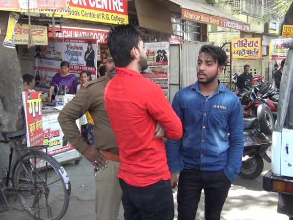 यूपी में योगीराज आते ही आई रोमियो की शामत, मेरठ की तस्वीरें देखिए यूपी में योगीराज आते ही आई रोमियो की शामत, मेरठ की तस्वीरें देखिए