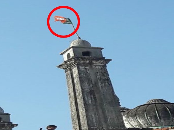 बुलंदशहर में मस्जिद पर फहराया गया बीजेपी का झंडा, विरोध से स्थिति तनावपूर्ण बुलंदशहर में मस्जिद पर फहराया गया बीजेपी का झंडा, विरोध से स्थिति तनावपूर्ण
