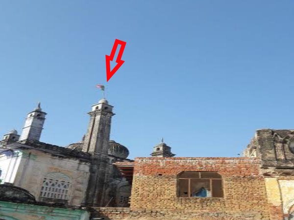 बुलंदशहर में मस्जिद पर फहराया गया बीजेपी का झंडा, विरोध से स्थिति तनावपूर्ण बुलंदशहर में मस्जिद पर फहराया गया बीजेपी का झंडा, विरोध से स्थिति तनावपूर्ण