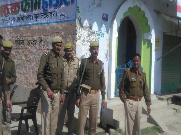 बुलंदशहर में मस्जिद पर फहराया गया बीजेपी का झंडा, विरोध से स्थिति तनावपूर्ण बुलंदशहर में मस्जिद पर फहराया गया बीजेपी का झंडा, विरोध से स्थिति तनावपूर्ण