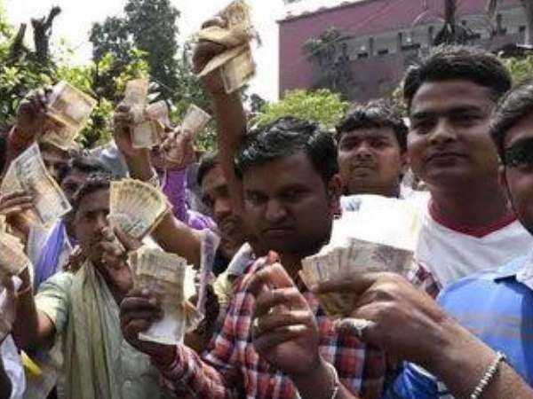 नाले में मिला पुराने नोटों से भरा बैग, पैसे लूटने की मची अफरा-तफरी, देखिए तस्वीरें नाले में मिला पुराने नोटों से भरा बैग, पैसे लूटने की मची अफरा-तफरी, देखिए तस्वीरें