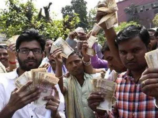 नाले में मिला पुराने नोटों से भरा बैग, पैसे लूटने की मची अफरा-तफरी, देखिए तस्वीरें नाले में मिला पुराने नोटों से भरा बैग, पैसे लूटने की मची अफरा-तफरी, देखिए तस्वीरें