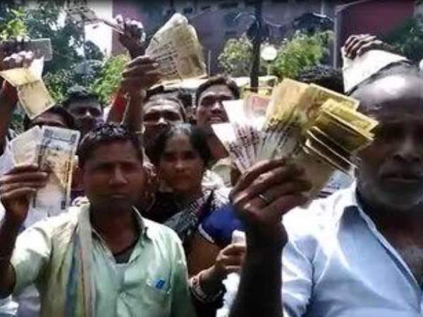 नाले में मिला पुराने नोटों से भरा बैग, पैसे लूटने की मची अफरा-तफरी, देखिए तस्वीरें नाले में मिला पुराने नोटों से भरा बैग, पैसे लूटने की मची अफरा-तफरी, देखिए तस्वीरें