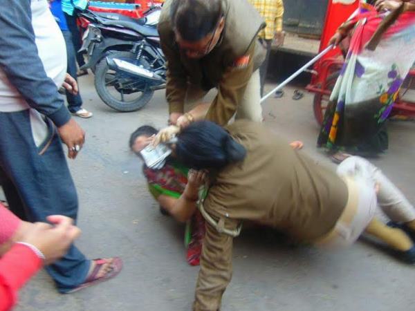 संभल: बीच सड़क पुलिस वाली से महिला की गुत्थमगुत्था, देखिए तस्वीरें संभल: बीच सड़क पुलिस वाली से महिला की गुत्थमगुत्था, देखिए तस्वीरें