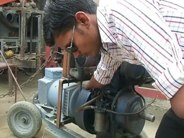 जिस काम में खोए दोनों हाथ उसी काम में हासिल की महारथ, हर कोई करता है इन्हें सलाम जिस काम में खोए दोनों हाथ उसी काम में हासिल की महारथ, हर कोई करता है इन्हें सलाम