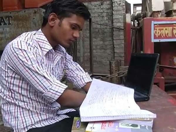 जिस काम में खोए दोनों हाथ उसी काम में हासिल की महारथ, हर कोई करता है इन्हें सलाम जिस काम में खोए दोनों हाथ उसी काम में हासिल की महारथ, हर कोई करता है इन्हें सलाम