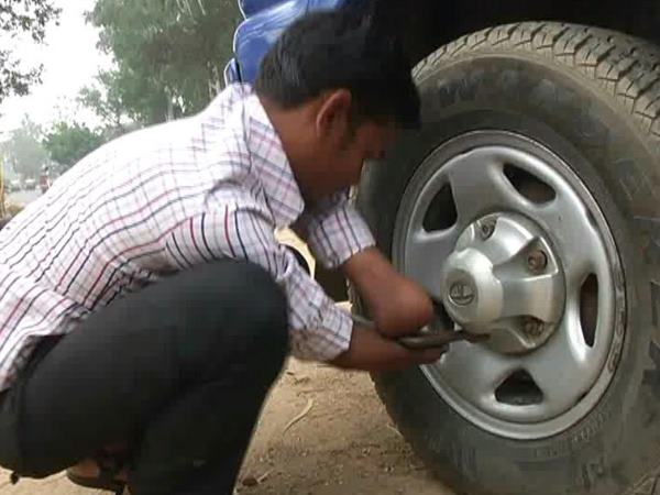 जिस काम में खोए दोनों हाथ उसी काम में हासिल की महारथ, हर कोई करता है इन्हें सलाम जिस काम में खोए दोनों हाथ उसी काम में हासिल की महारथ, हर कोई करता है इन्हें सलाम