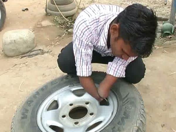 जिस काम में खोए दोनों हाथ उसी काम में हासिल की महारथ, हर कोई करता है इन्हें सलाम जिस काम में खोए दोनों हाथ उसी काम में हासिल की महारथ, हर कोई करता है इन्हें सलाम
