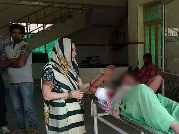 खेत में अकेली युवती से दबंगों ने की रेप की कोशिश, गोली मारी खेत में अकेली युवती से दबंगों ने की रेप की कोशिश, गोली मारी