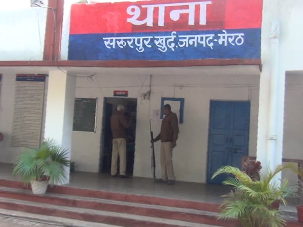मेरठ: जवान के परिवार से बदमाश मांग रहा है रंगदारी, डर के मारे लोगों का घर से निकलना बंद मेरठ: जवान के परिवार से बदमाश मांग रहा है रंगदारी, डर के मारे लोगों का घर से निकलना बंद