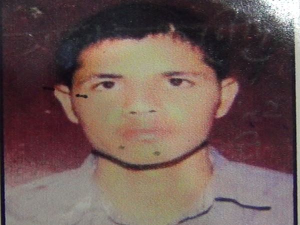 मेरठ: जवान के परिवार से बदमाश मांग रहा है रंगदारी, डर के मारे लोगों का घर से निकलना बंद मेरठ: जवान के परिवार से बदमाश मांग रहा है रंगदारी, डर के मारे लोगों का घर से निकलना बंद