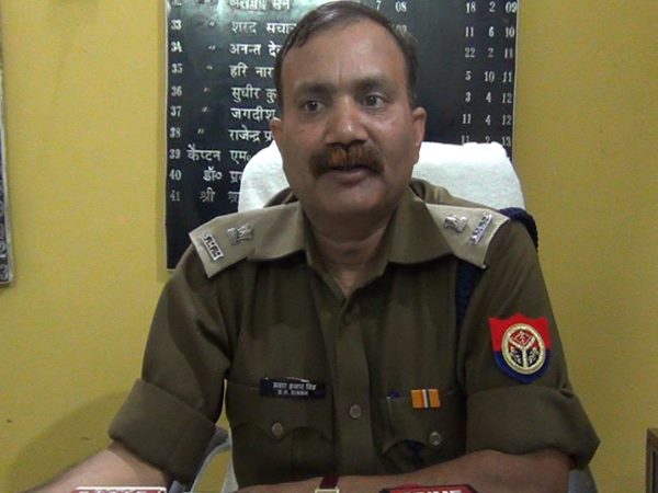 मेरठ: जवान के परिवार से बदमाश मांग रहा है रंगदारी, डर के मारे लोगों का घर से निकलना बंद मेरठ: जवान के परिवार से बदमाश मांग रहा है रंगदारी, डर के मारे लोगों का घर से निकलना बंद