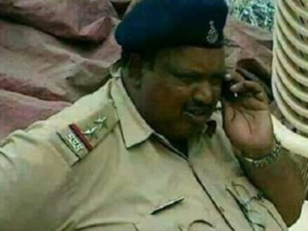 मोटापे के शिकार पुलिसकर्मी सर्जरी कराकर अस्पताल से लौटे, शोभा डे ने उड़ाया था मजाक मोटापे के शिकार पुलिसकर्मी सर्जरी कराकर अस्पताल से लौटे, शोभा डे ने उड़ाया था मजाक