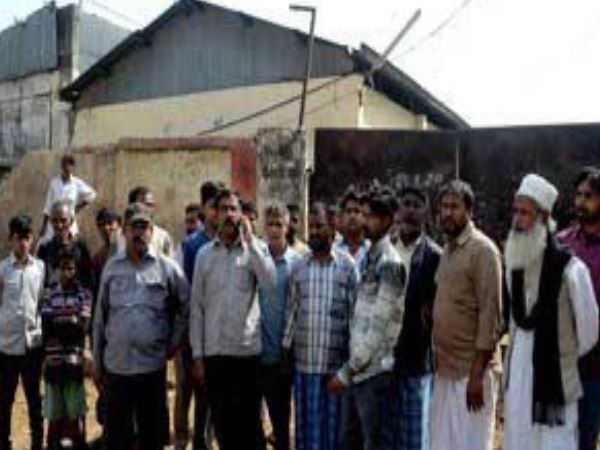 इलाहाबाद: बूचड़खानों के सील होते ही योगी की खिलाफत शुरू, AIMIM ने किया विरोध दिया अल्टीमेटम इलाहाबाद: बूचड़खानों के सील होते ही योगी की खिलाफत शुरू, AIMIM ने किया विरोध दिया अल्टीमेटम