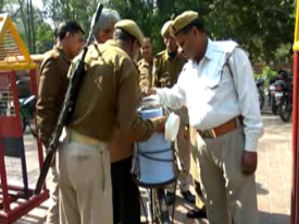 ISIS की धमकी के बाद ताजनगरी में पुलिस की बढ़ाई गई सुरक्षा ISIS की धमकी के बाद ताजनगरी में पुलिस की बढ़ाई गई सुरक्षा