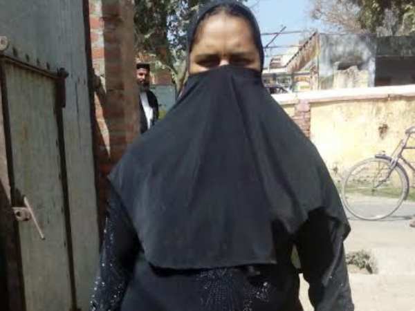 बुर्का पहन जान बचाने को मजबूर हिंदू महिला, मोदी से की गुहार बुर्का पहन जान बचाने को मजबूर हिंदू महिला, मोदी से की गुहार