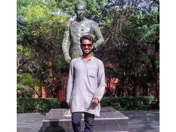 जेएनयू छात्र की अंतिम यात्रा में केंद्रीय मंत्री पर फेंके जेएनयू छात्र की अंतिम यात्रा में केंद्रीय मंत्री पर फेंके