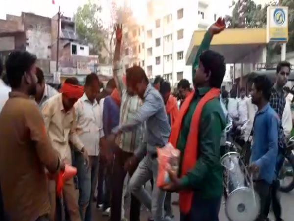मोदी के क्षेत्र में भी योगी की जय-जयकार, समर्थकों ने खेली जमकर होली मोदी के क्षेत्र में भी योगी की जय-जयकार, समर्थकों ने खेली जमकर होली
