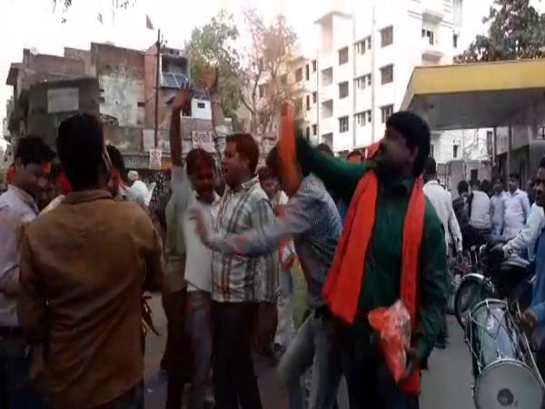 मोदी के क्षेत्र में भी योगी की जय-जयकार, समर्थकों ने खेली जमकर होली मोदी के क्षेत्र में भी योगी की जय-जयकार, समर्थकों ने खेली जमकर होली