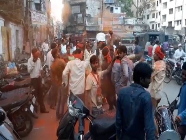 मोदी के क्षेत्र में भी योगी की जय-जयकार, समर्थकों ने खेली जमकर होली मोदी के क्षेत्र में भी योगी की जय-जयकार, समर्थकों ने खेली जमकर होली