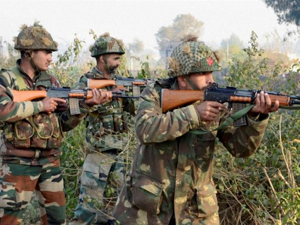 कश्मीरी युवा के हाथ में बन्दूकें