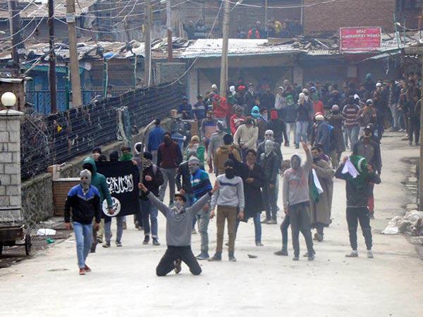 बारूद की खेती या झील की खूबसूरती ?