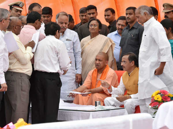 सपा सरकार के करीबी अधिकारियों की छुट्टी