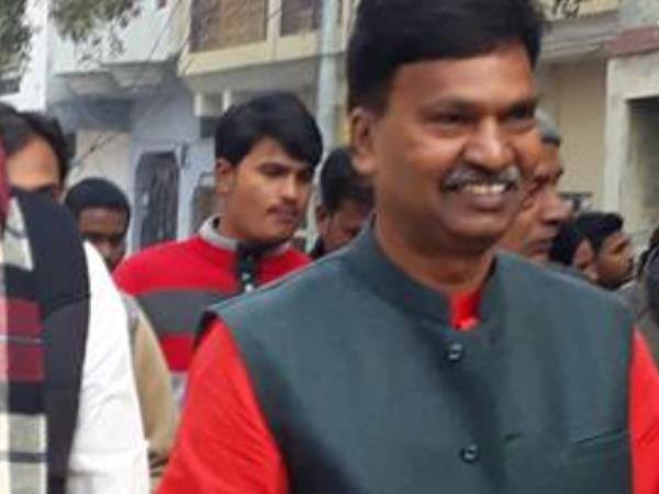 यूपी: कैमरे में कैद हुई बीजेपी विधायक की गुंडागर्दी, पैसे मांगने पर टोलकर्मी को पीटा यूपी: कैमरे में कैद हुई बीजेपी विधायक की गुंडागर्दी, पैसे मांगने पर टोलकर्मी को पीटा