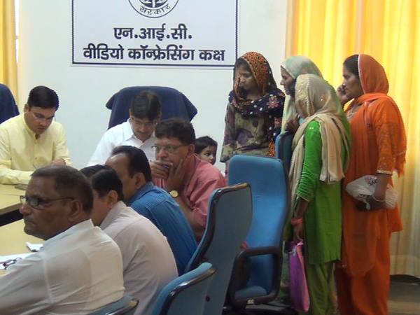 मुख्यमंत्री योगी के दरबार में पहुंची महिला