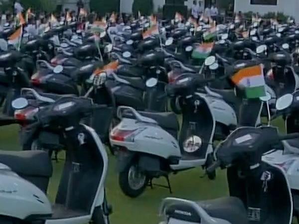 125 कर्मचारियों को गिफ्ट की स्कूटी