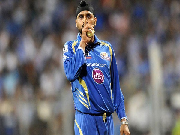 IPL 10: बस रुकवाकर टॉयलेट भागे साउदी, भज्जी ने बनाया वीडियो IPL 10: बस रुकवाकर टॉयलेट भागे साउदी, भज्जी ने बनाया वीडियो