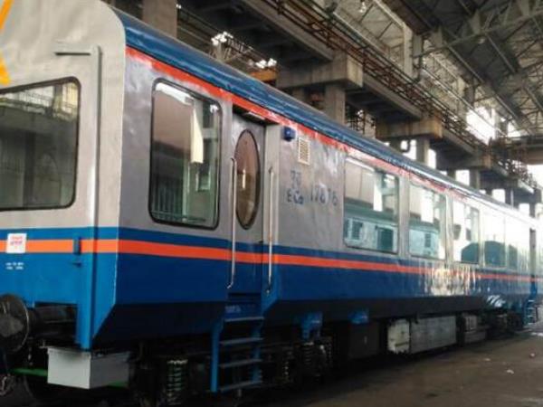 Suresh Prabhu launches new rail coach with glass roof, GPS. Suresh Prabhu launches new rail coach with glass roof, GPS.