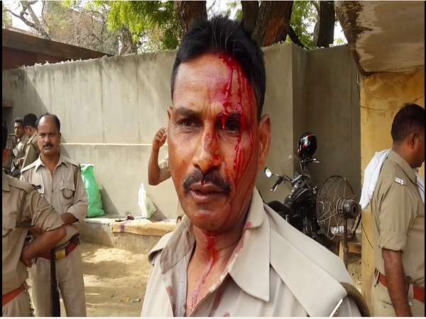 यूपी के मथुरा में दरोगा ने फोड़ा सिपाही का सिर, देखें वीडियो यूपी के मथुरा में दरोगा ने फोड़ा सिपाही का सिर, देखें वीडियो
