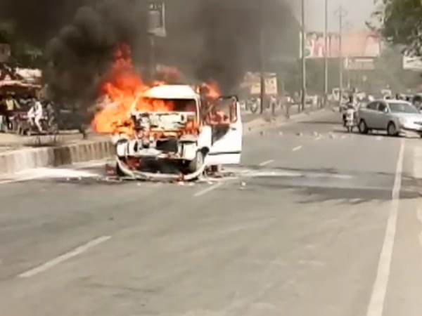 मेरठ में चलते-चलते आग के शोलों में बदल गई कार, वीडियो मेरठ में चलते-चलते आग के शोलों में बदल गई कार, वीडियो
