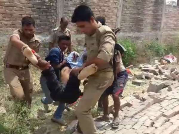 वाराणसी में मकान का छज्जा गिरने से तीन की दर्दनाक मौत वाराणसी में मकान का छज्जा गिरने से तीन की दर्दनाक मौत