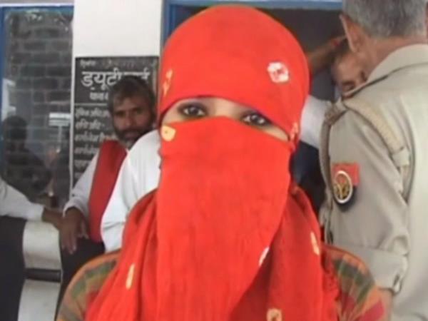 कोलकाता की युवती आगरा आई, फेसबुक फ्रेंड ने किया रेप, VIDEO कोलकाता की युवती आगरा आई, फेसबुक फ्रेंड ने किया रेप, VIDEO