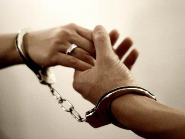 फेसबुक के प्यार में जेल, हाथों में हथकड़ी लगाए लिए फेरे फेसबुक के प्यार में जेल, हाथों में हथकड़ी लगाए लिए फेरे