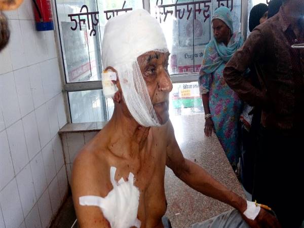 यूपी: जमीन के लालच में बेटे ने बाप को हथौड़े से पीटा, फिर भी नहीं निकली जान तो मार दी गोली यूपी: जमीन के लालच में बेटे ने बाप को हथौड़े से पीटा, फिर भी नहीं निकली जान तो मार दी गोली