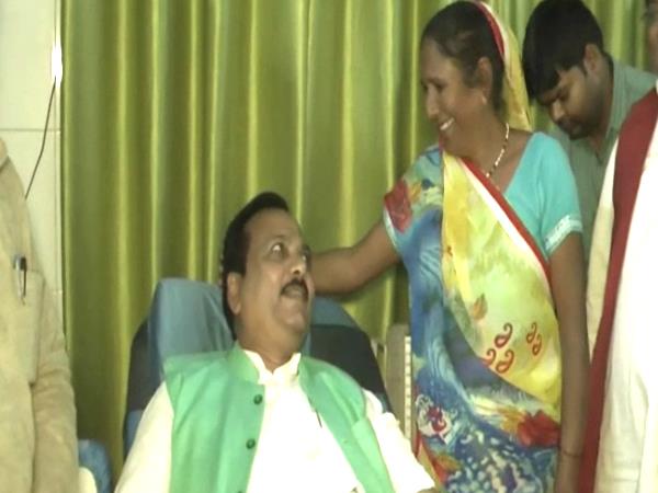 योगी के विधायक ने खून देकर बचाई जान, एक कॉल पर दौड़े अस्पताल योगी के विधायक ने खून देकर बचाई जान, एक कॉल पर दौड़े अस्पताल