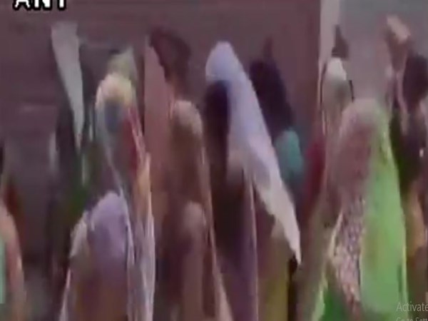 वीडियो: महिलाओं ने MP शराब की दुकान पर किया हमला वीडियो: महिलाओं ने MP शराब की दुकान पर किया हमला